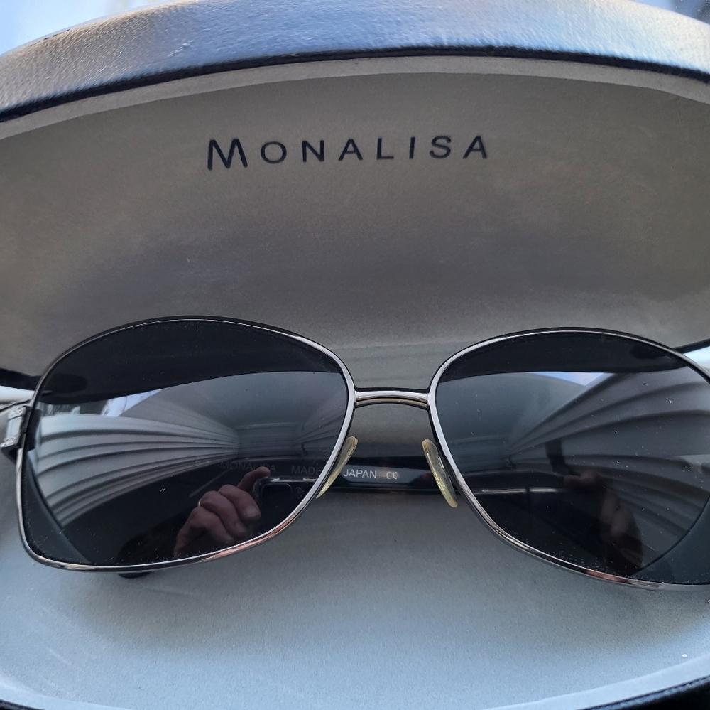 Woman's sunglasses